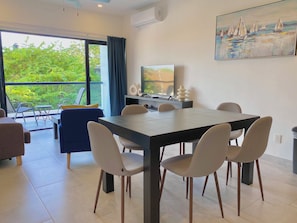 Comfort Apartment, City View | Dining room