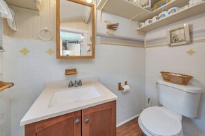 Hiustenkuivaaja, saippua, sampoo, vessapaperi