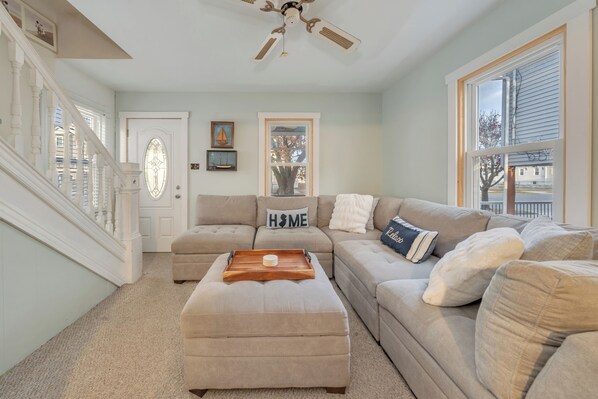 TV - Charming 2-bedroom house in North Wildwood with a great front porch. (North Wildwood)