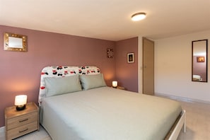 2 bedrooms, iron/ironing board, internet, bed sheets