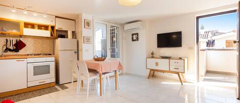 Een koelkast, een kookplaat, een koffiezetapparaat/waterkoker