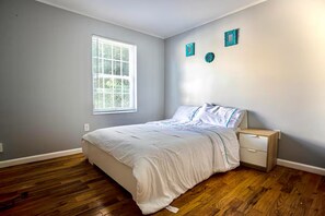 3 habitaciones, tabla de planchar con plancha, wifi y ropa de cama 