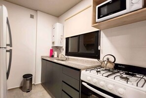 Refrigerador, microondas, horno y parrilla de estufa