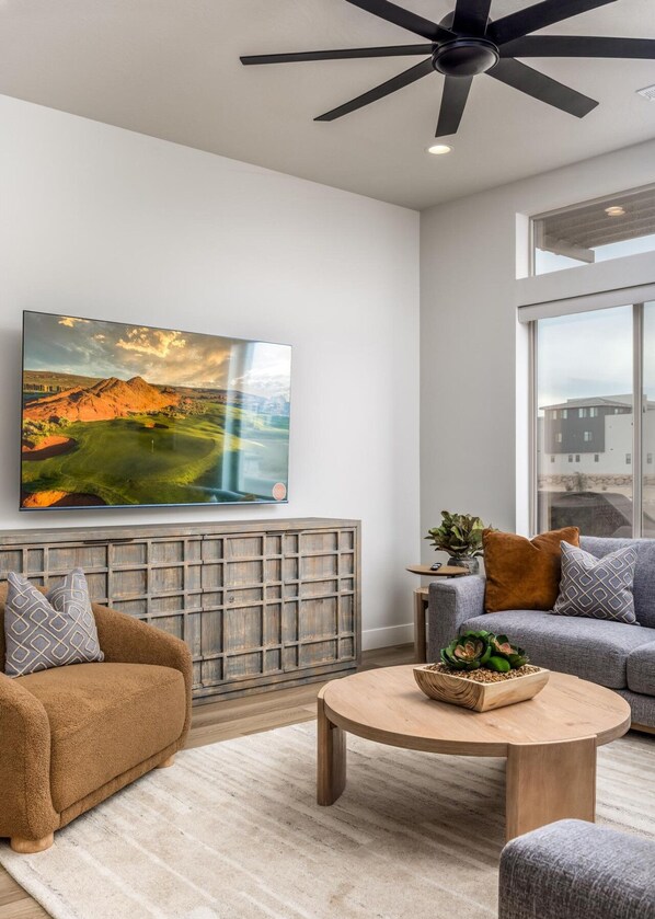 Smart TV, fireplace