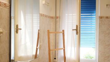 Douche, sèche-cheveux, bidet, serviettes fournies