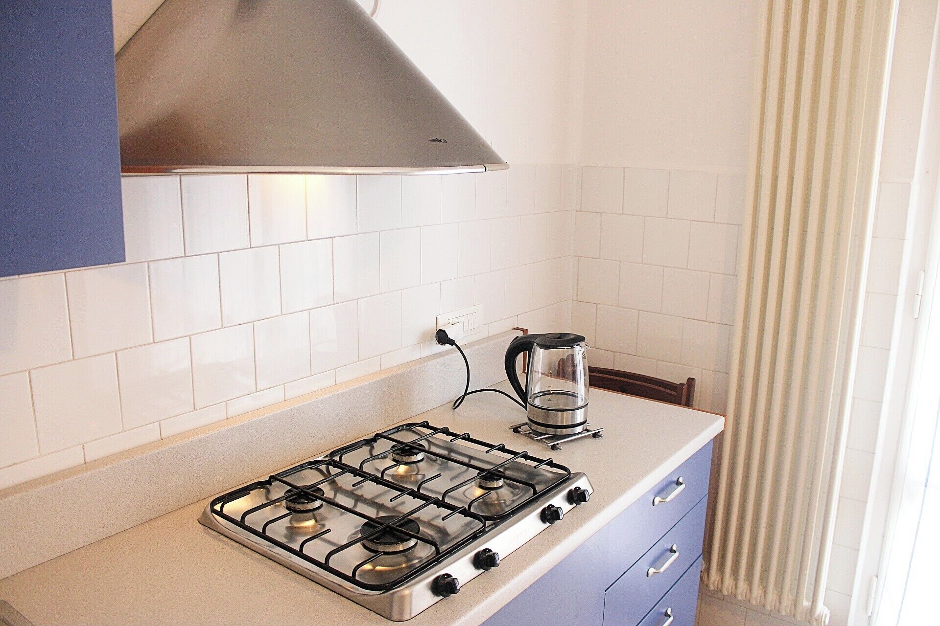 Fridge, stovetop, dishwasher, coffee/tea maker