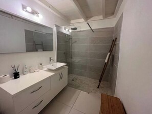 Serviettes fournies, savon, papier toilette
