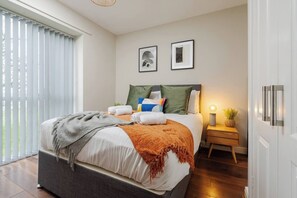 2 bedrooms, iron/ironing board, WiFi, bed sheets - Cozy Waterfront Apartment w/ Free Parking & Wi-Fi (Ashton-on-Ribble)