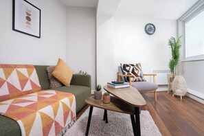 TV - Cozy Waterfront Apartment w/ Free Parking & Wi-Fi (Ashton-on-Ribble)