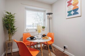 Dining - Cozy Waterfront Apartment w/ Free Parking & Wi-Fi (Ashton-on-Ribble)