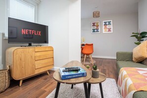 TV - Cozy Waterfront Apartment w/ Free Parking & Wi-Fi (Ashton-on-Ribble)