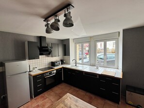 Fridge, microwave, oven, stovetop - House at the foot of the Mirecourt circuit (Baudricourt)