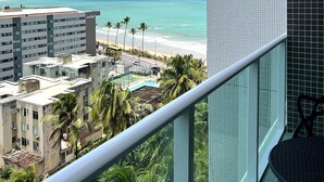 A balcony with a view of the beach and ocean. - RN STUDIO APTO 904 (Maceió)