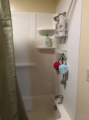 Shower, hair dryer, towels, soap - Shepherd’s Rest Rental (Buffalo)