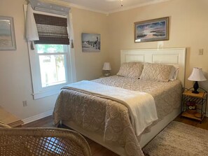 2 bedrooms, iron/ironing board, WiFi, bed sheets - My Bay Cottage Beach House (Bay St. Louis)