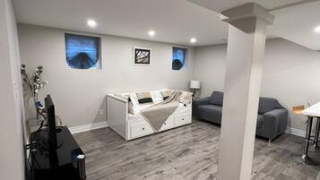 1 soverom, skrivebord, wi-fi (inkludert) og sengetøy