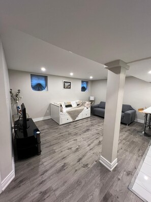 1 bedroom, desk, free WiFi, bed sheets - Comfy Basement Apartment with Private entrance and free car (Mississauga)