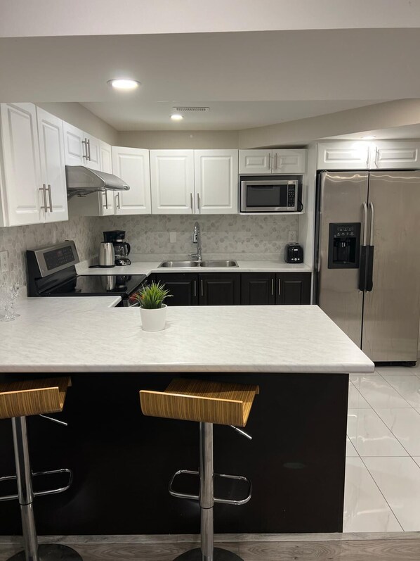 Fridge, microwave, oven, stovetop - Comfy Basement Apartment with Private entrance and free car (Mississauga)