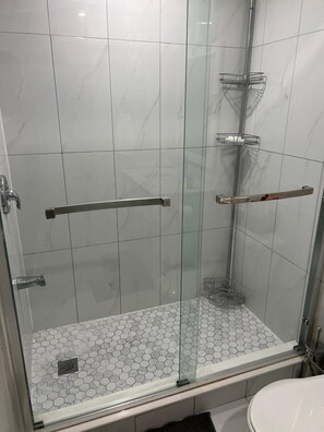Ducha, secador de pelo, toallas y jabón