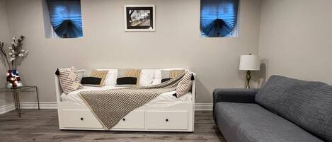 1 soverom, skrivebord, wi-fi (inkludert) og sengetøy