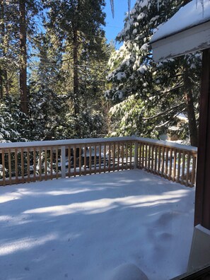 Property grounds - Charming Ski cabin with WiFi near Dodge Ridge, great for family or small group. (Mi-Wuk Village)