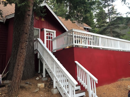 Exterior. Charming Ski cabin with WiFi near Dodge Ridge, great for family or small group.