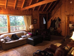 Smart TV, fireplace - Charming Ski cabin with WiFi near Dodge Ridge, great for family or small group. (Mi-Wuk Village)