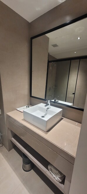 Dusj, hårføner, håndklær og såpe