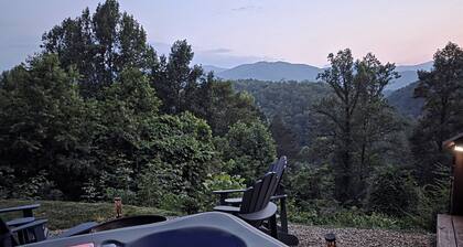 Near Polar Express, Casino and WCU. Hot Tub & robes! Dog friendly. Views!