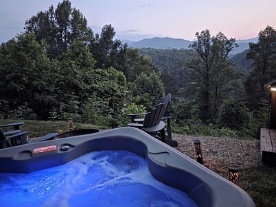 Near Polar Express, Casino and WCU. Hot Tub & robes! Dog friendly. Views!