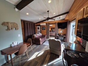 Smart TV, fireplace, DVD player, books - Hot Tub Cabin • King Bed • Mtn Views Romantic Getaway (Whittier)
