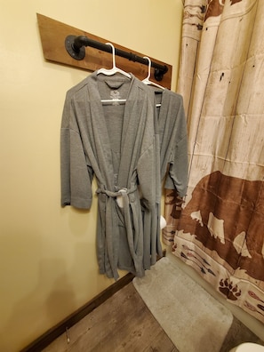 Interior - Hot Tub Cabin • King Bed • Mtn Views Romantic Getaway (Whittier)