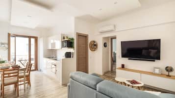 City Apartment, 2 Bedrooms, City View | Ruang tamu | 32 inci televisyen skrin rata dengan digital