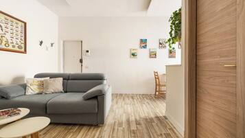 City Apartment, 2 Bedrooms, City View | Ruang tamu | 32 inci televisyen skrin rata dengan digital