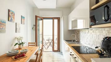Appartamento City, 2 camere da letto, vista città | Cucina privata | Frigorifero, microonde, forno, piano cottura