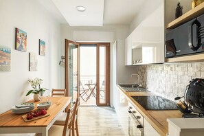 Departamento urbano, 2 habitaciones, vista a la ciudad | Cocina privada | Refrigerador, microondas, horno y parrilla de estufa 