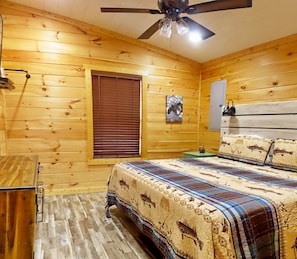2 bedrooms, iron/ironing board, travel cot, free WiFi - Your Cozy Smoky Mtn Basecamp for Adventure (and S’mores) Hot Tub,• 2 Kings (Whittier)