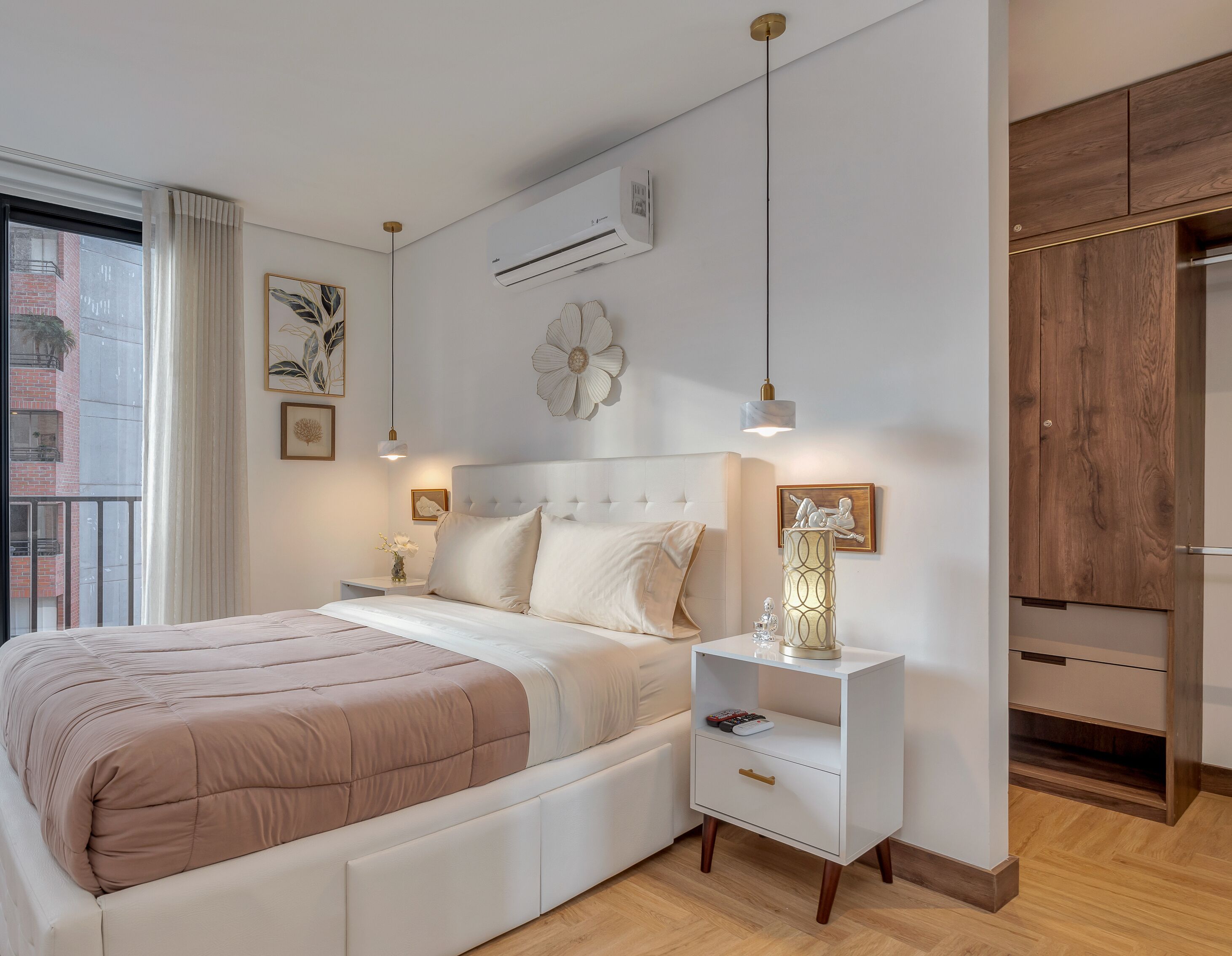 Tabla de planchar con plancha, wifi y ropa de cama 