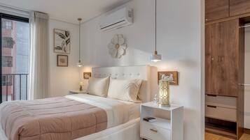 Tabla de planchar con plancha, wifi y ropa de cama