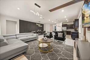 Living area - 8 Bedrooms / 6 Bathrooms / Windsor Island (4189LA) (Davenport)