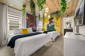 8 bedrooms, travel cot, WiFi, bed sheets