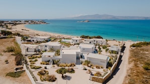 Un pueblo costero con edificios blancos, una playa y una vista despejada del mar.