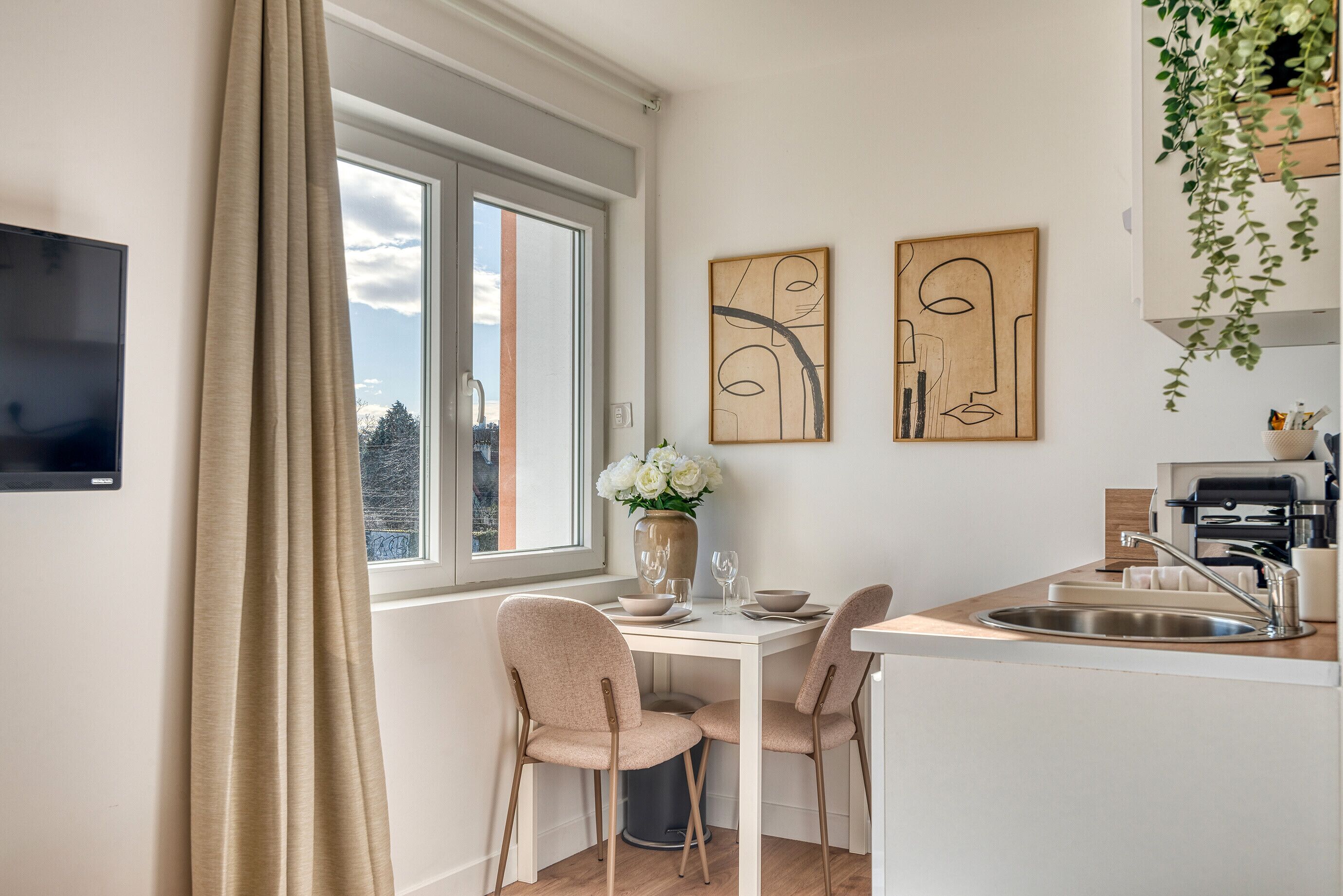 Réfrigérateur, micro-ondes, plaque de cuisson, cafetière/bouilloire