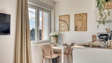 Réfrigérateur, micro-ondes, plaque de cuisson, cafetiÚre/bouilloire