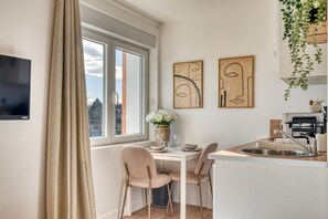 Kühlschrank, Mikrowelle, Herdplatte, Wasserkocher mit Kaffee-/Teezubehör
