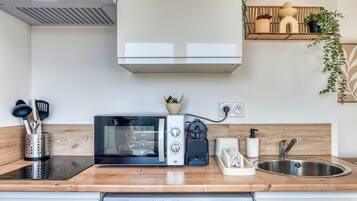 Réfrigérateur, micro-ondes, plaque de cuisson, cafetière/bouilloire