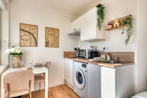 Kühlschrank, Mikrowelle, Herdplatte, Wasserkocher mit Kaffee-/Teezubehör
