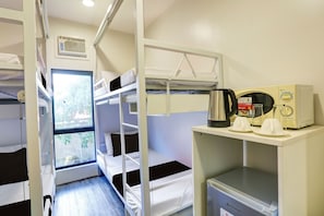 Roupas de cama premium, escrivaninha, espaço de trabalho para notebook