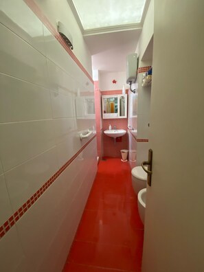 Shower, hair dryer, bidet, towels - Central house 2 minutes from the Piazzetta and Funicular (Capri)