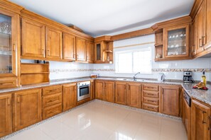 Villa | Private kitchen - Villa in Albufeira Near Beaches and Golf (Albufeira)